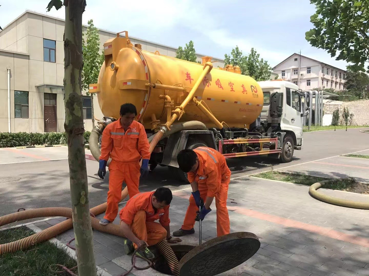 钟楼化粪池清理与5-8吨吸粪车施工效率分析